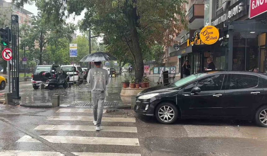 Kocaeli'de aniden bastıran sağanak hayatı olumsuz etkiledi