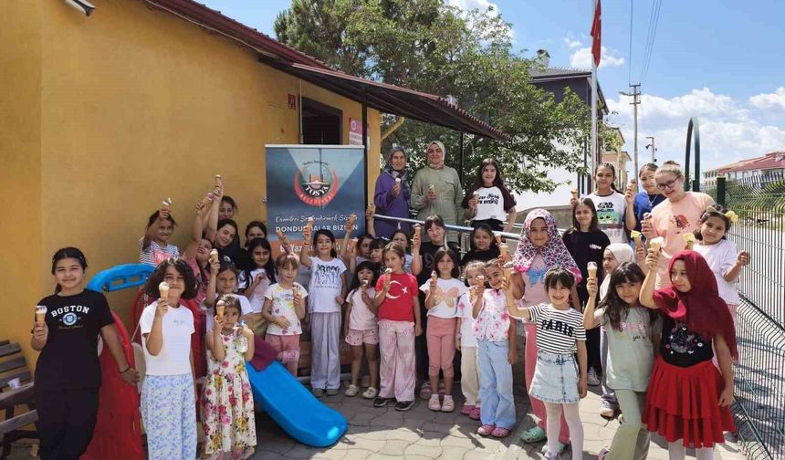 Kur'an Kursunda eğitim gören çocuklara dondurma ikramı