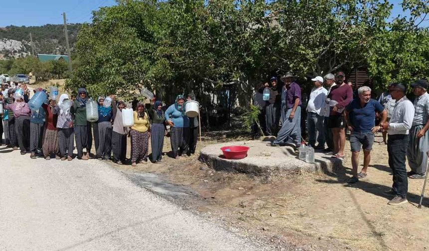 Mersin Silifke'de su sıkıntısı: Bidonlarla su taşıyan köylüler destek istedi