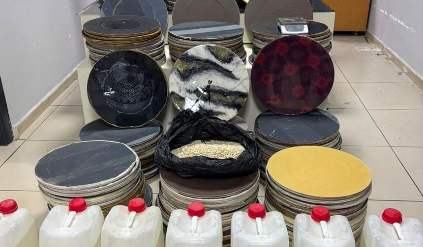 Mersin'de duvar saatlerinden 48 kilodan fazla uyuşturucu çıktı: 4 tutuklama