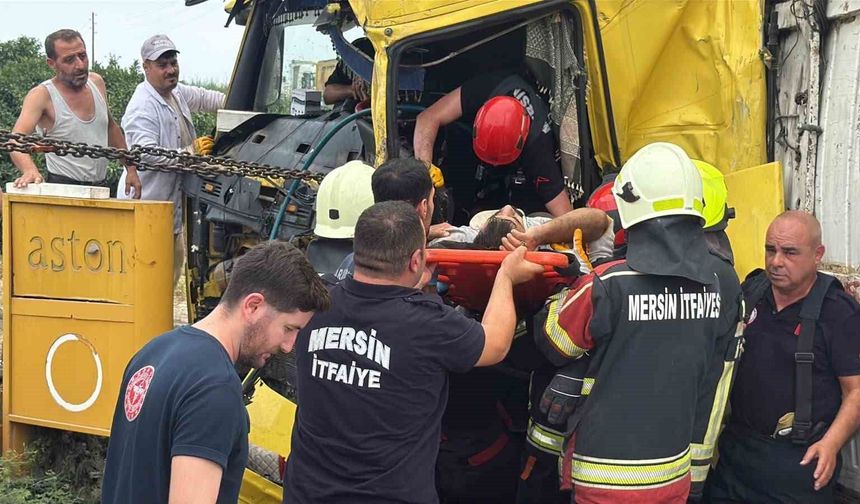 Mersin'de tırlar kafa kafaya çarpıştı: 1 ölü, 2 yaralı