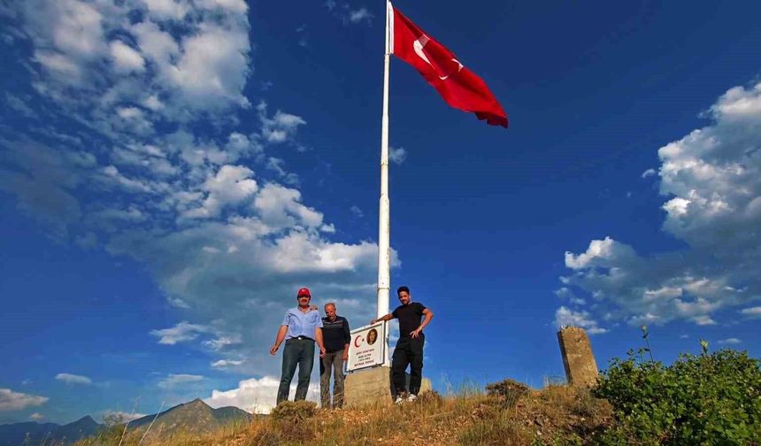 Şehit Öğretmen Neşe Alten'in adını bin 215 rakımlı tepede yaşattı: 16 metrelik Türk bayrağı dikti