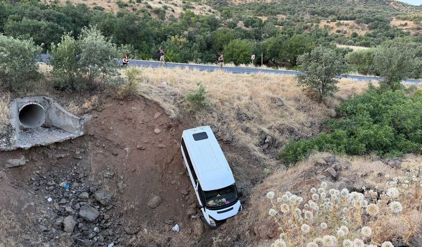 Siverek'te işçi minibüsü şarampole düştü: 4 yaralı