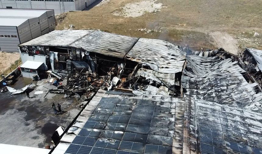 Sucuk fabrikası yangın sonrası enkaza döndü