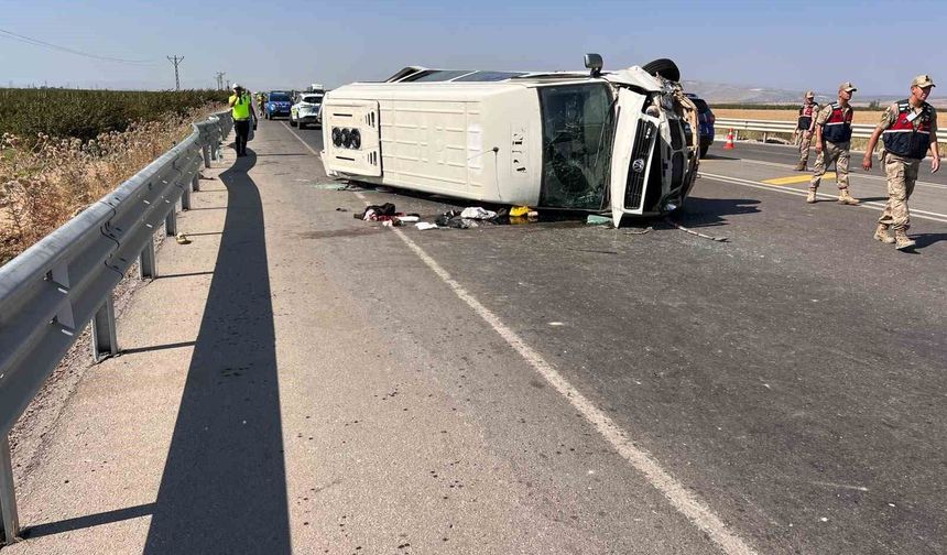Tarım işçilerini taşıyan minibüs devrildi: 1'i ağır 5 yaralı