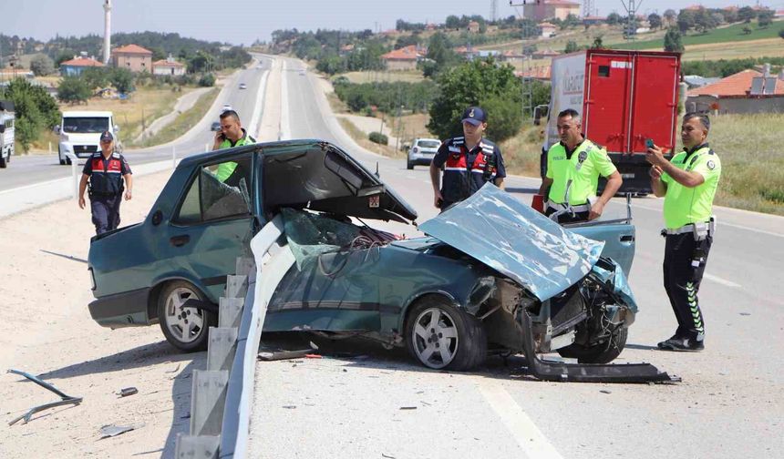 Tofaş bariyerlere ok gibi saplandı: 1 yaralı