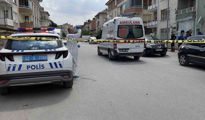 Üvey annesi ile kız kardeşinin boğazını keserek öldürdü
