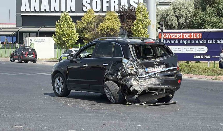 Yolcu minibüsü ile otomobil çarpıştı: 8 yaralı