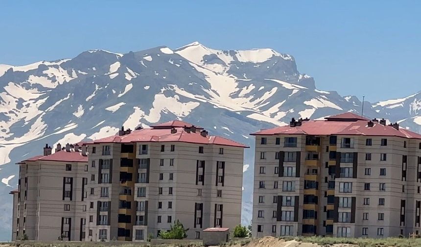 Yüksekova'nın heybetli Cilo Dağı 12 ay boyunca kar yığınlarını barındırıyor