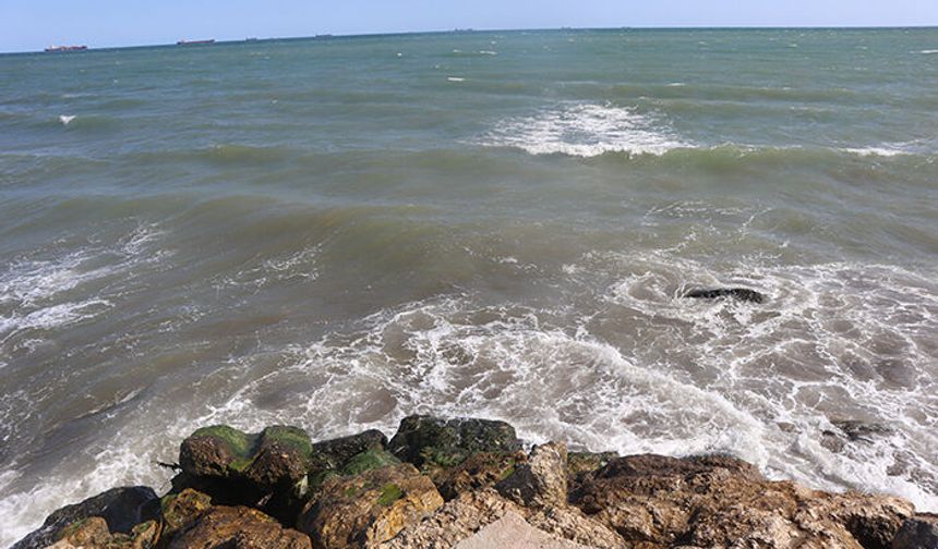 Mersin’de etkili olan rüzgar denizin rengini değiştirdi