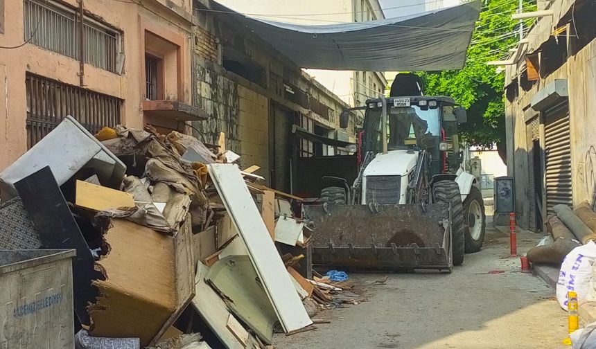 Para vermemek için dökmüşler! Belediye harekete geçerek temizledi