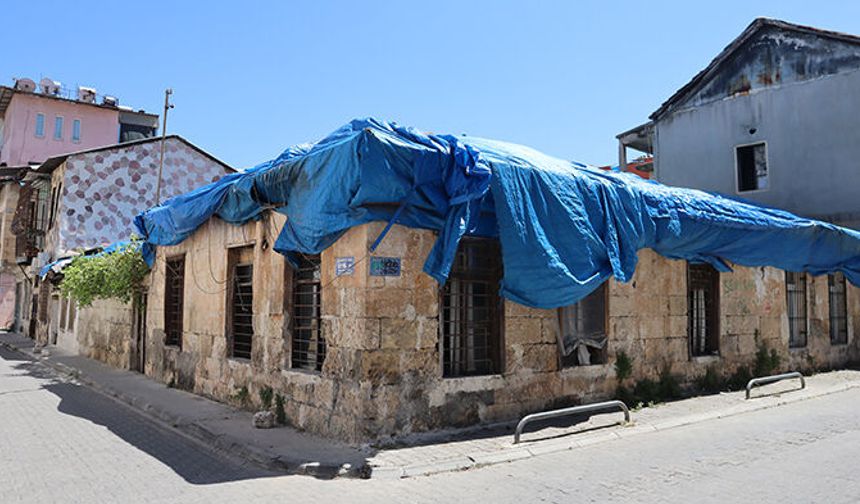 Kimisine mavi muşamba kimisine çelik bariyer