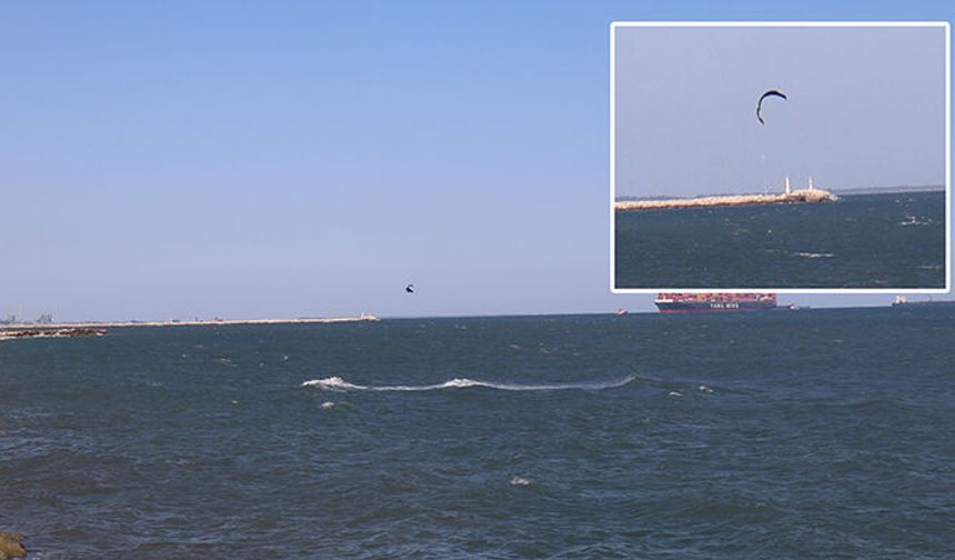 Mersin’de yaşanan rüzgarlı havayı fırsat bilen bir vatandaş kitesurf yaptı