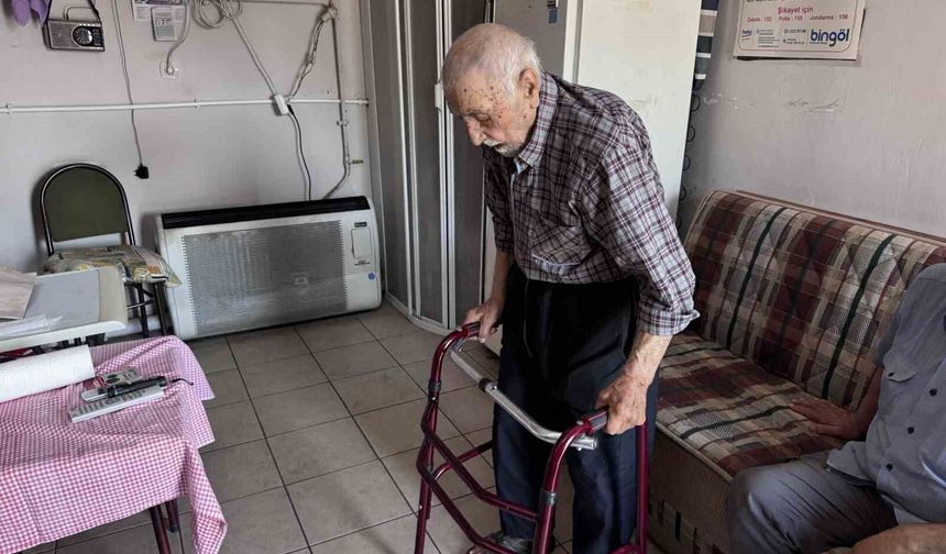 93 yaşında iş yerinde yaşıyor