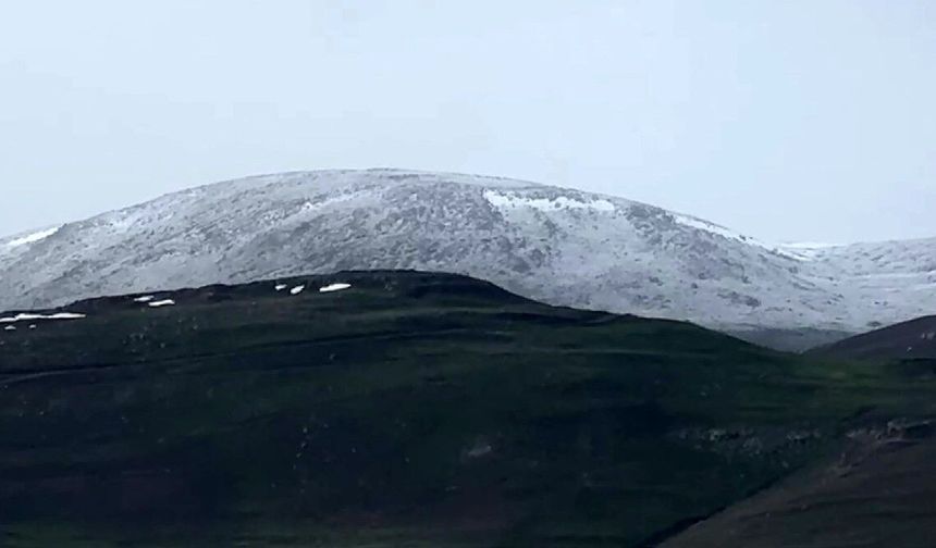 Ardahan'da dolu yağışı sonrası dağlar beyaza büründü
