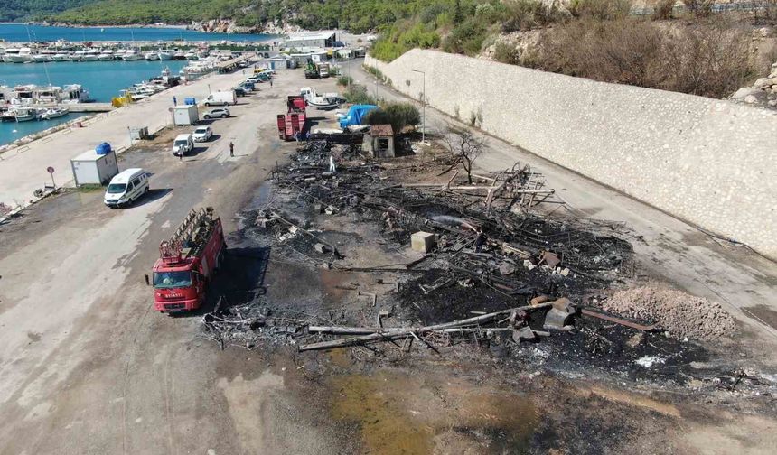 Balıkçı Barınağı'ndaki yangının ardından geriye demir yığınına dönen tekneler kaldı