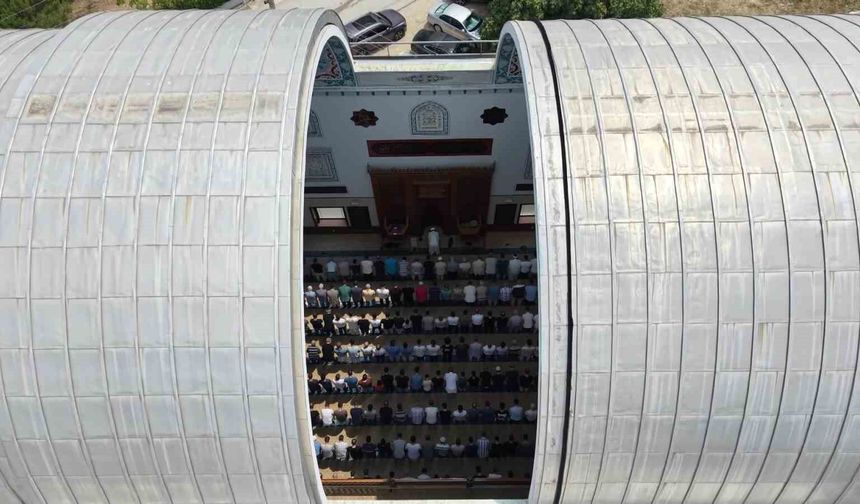 Bursa'daki 'Sunrooflu Cami' mimarisiyle dikkat çekiyor