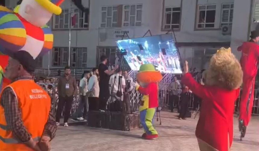 Festivalde 5 kişinin yaralanmasına neden olan led ekranın devrilme anının görüntüsü ortaya çıktı