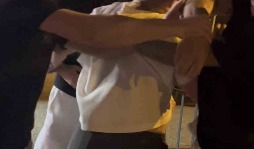 Gece kulübünden çıkıp kavgaya böyle tutuştular: Ayakta zor durdular