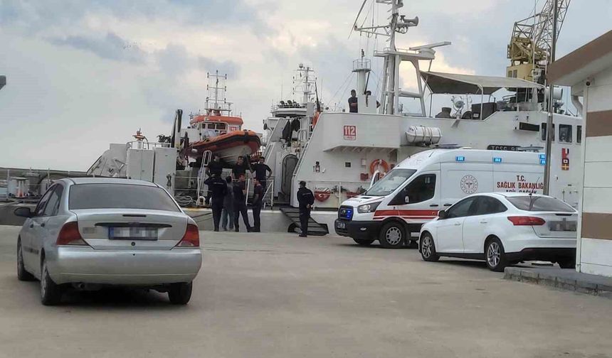 Karadeniz'de su alan gemi batma tehlikesi geçirdi, 13 mürettebat tahliye edildi