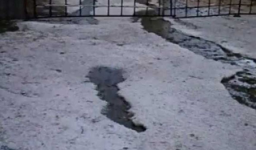 Kars'ta dolu kabusu: Dakikalar içerisinde etraf beyaza büründü