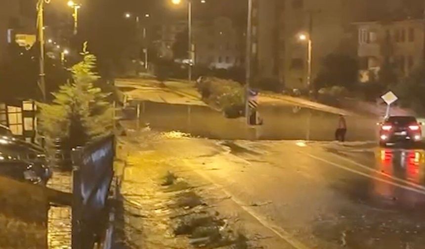 Kuvvetli sağanak ilçede su baskınlarına sebep oldu