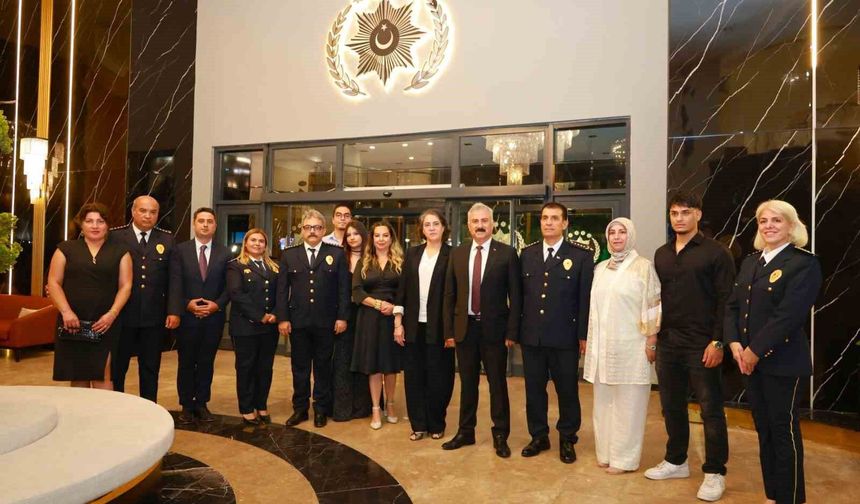 Mersin Emniyet Müdürü Aktaş, terfi eden 5 müdür ve aileleriyle bir araya geldi