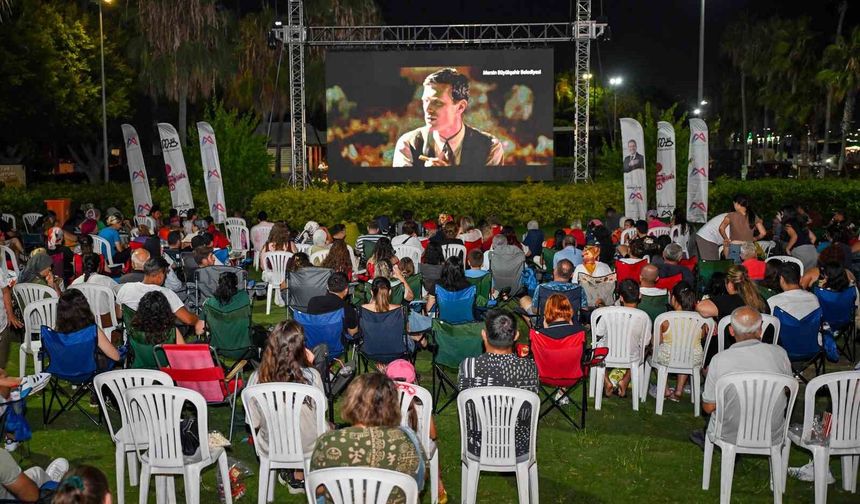 Mersin'de açık havada sinema keyfi