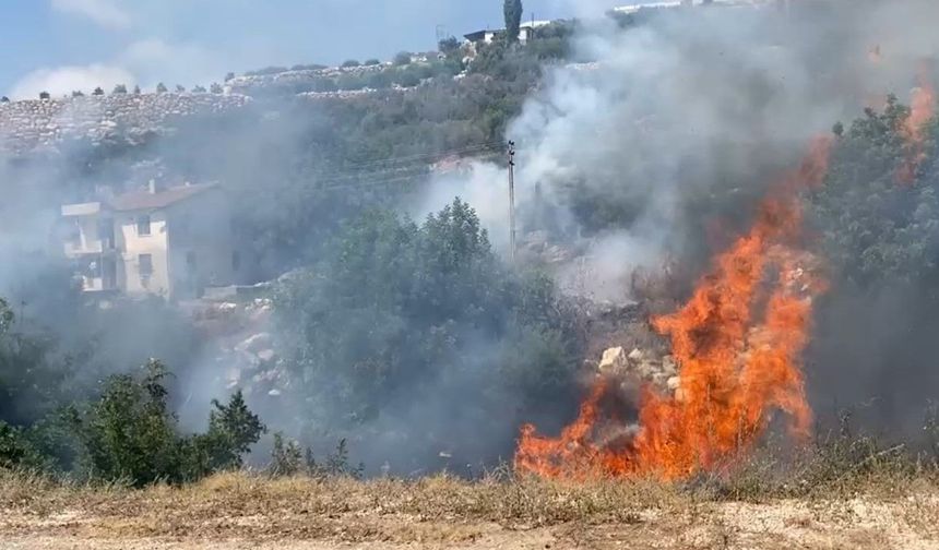 Mersin'de çalılık alanda başlayan yangın büyümeden söndürüldü