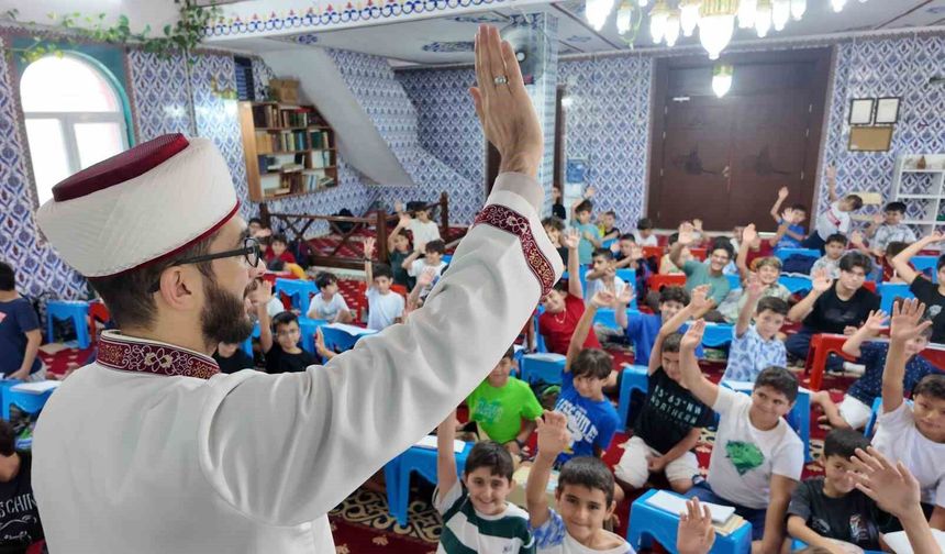 Mersin'de gönül çarşısı projesiyle cami çocuklarla doldu