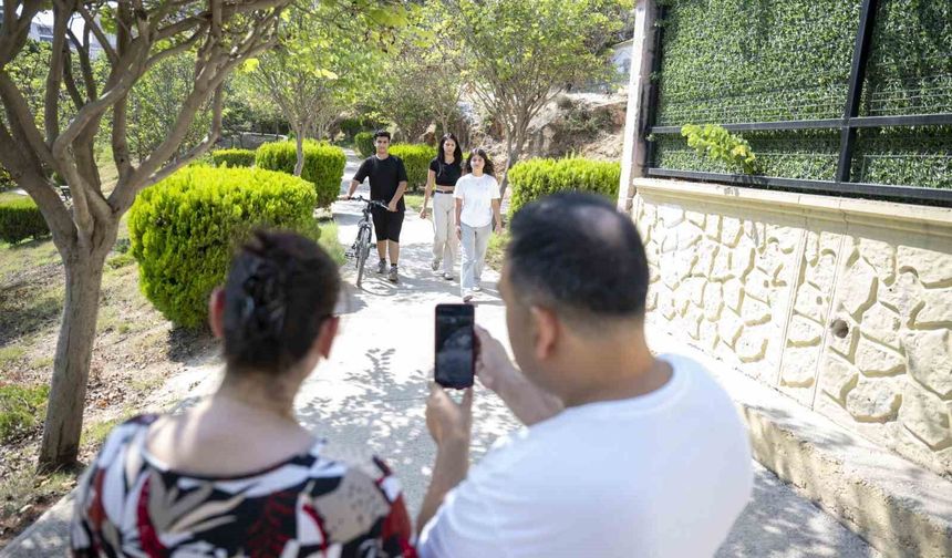 Mersin'de liseli gençlerden görme engelliler için yapay zeka destekli asistan