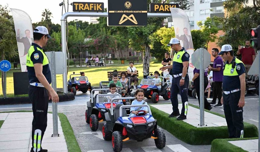 Mersin'de minikler trafik kurallarını direksiyon başında öğrendi