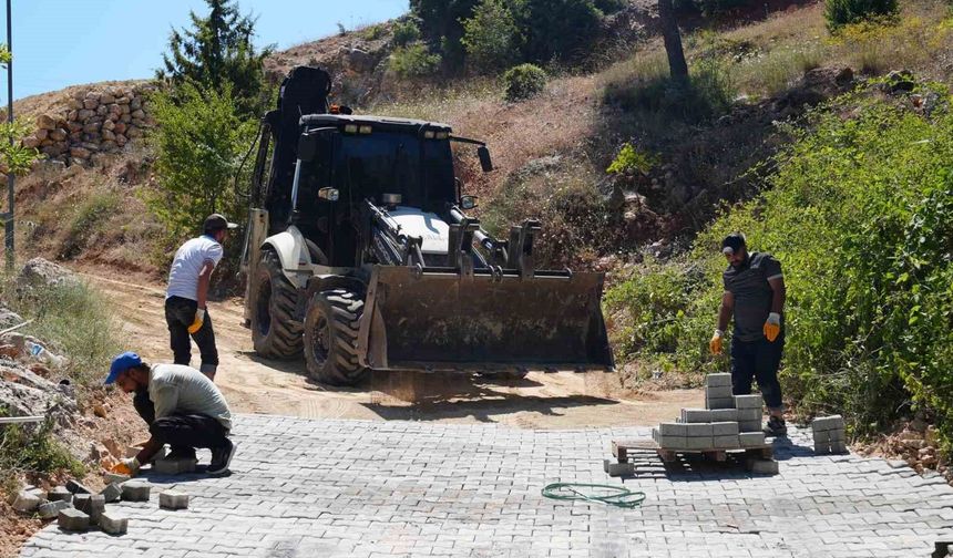 Tarsus'ta kırsal mahallelerin yolları parkeyle yenileniyor
