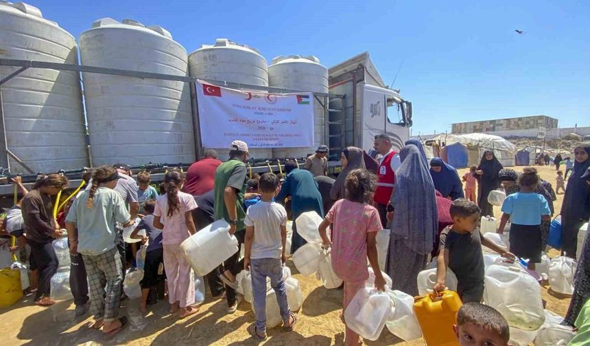 Türk Kızılay Gazze'de artan salgın hastalıklara karşı hijyen kiti ve temiz içme suyu dağıtıyor