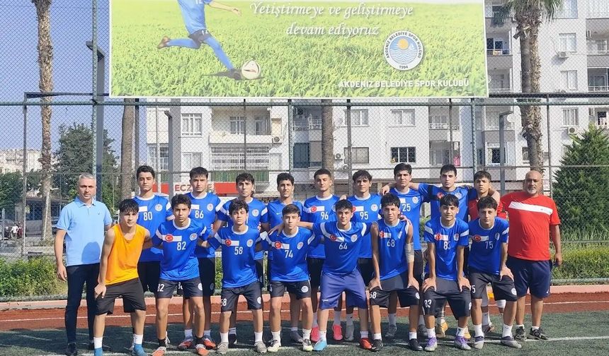 Akdeniz Belediyespor U-16 futbol takımı top başı yaptı