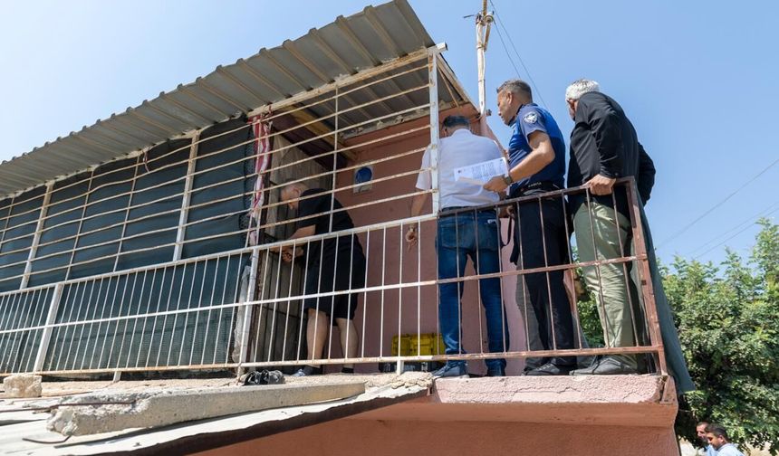 Kötü kokunun kaynağı şaşırttı: Çöp ararken kedi evi çıktı