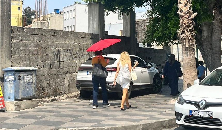 Mersinlilerin sıcakla imtihanına şemsiye kalkanı