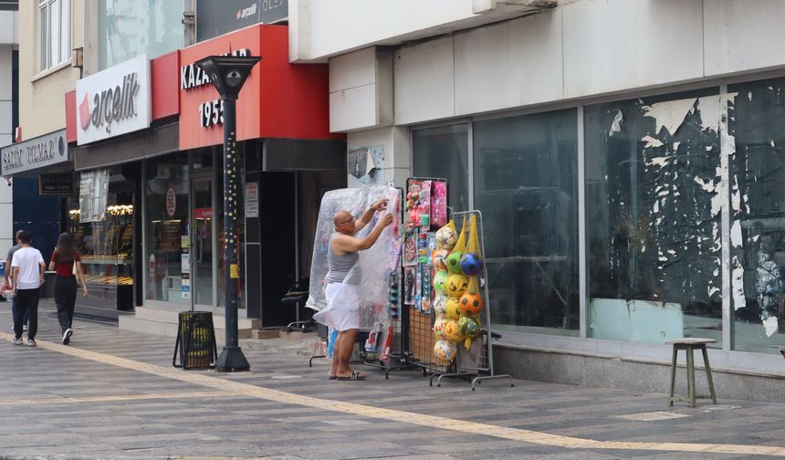 Mersin’de aralıklı yağmur etkili oluyor: Esnaflar, eşyalarını korumaya alındı