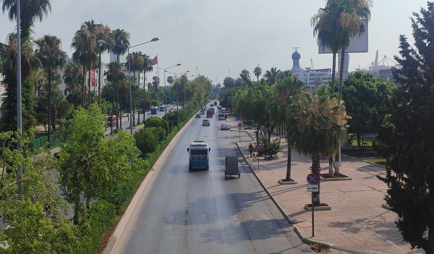 Mersinliler sahillere akın etti, kent merkezi boş kaldı
