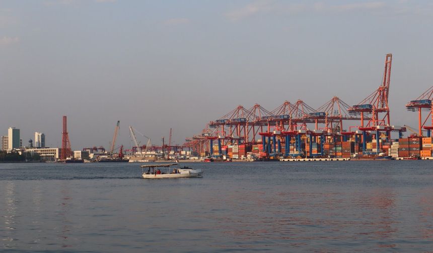 Mersin’de küçük tekne balıkçıları denizde avlanmaya devam ediyor