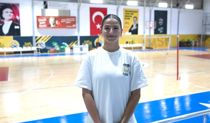 Mersin'de voleybol kursunda keşfedildi, milli takıma kadar yükseldi
