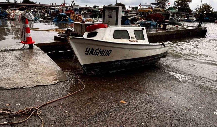 Akçakoca'da fırtına balıkçı barınağını vurdu: 4 tekne battı