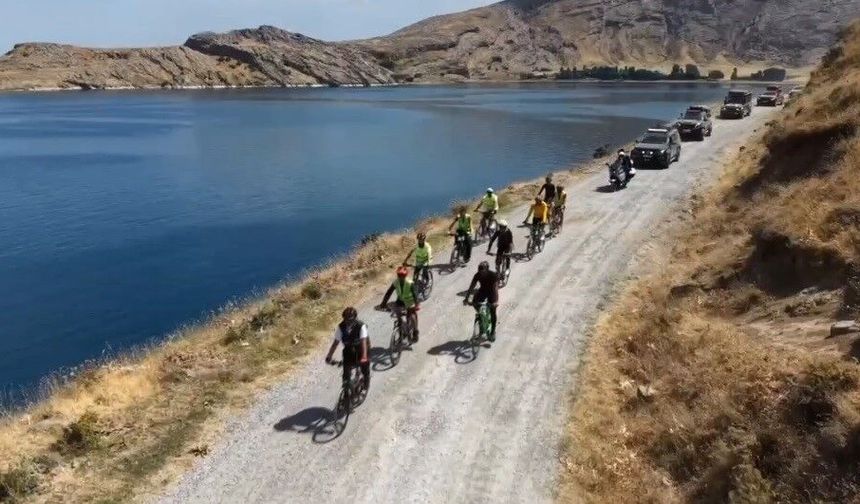 Doğaseverler Van Gölü'nün saklı cennetine pedal çevirdi
