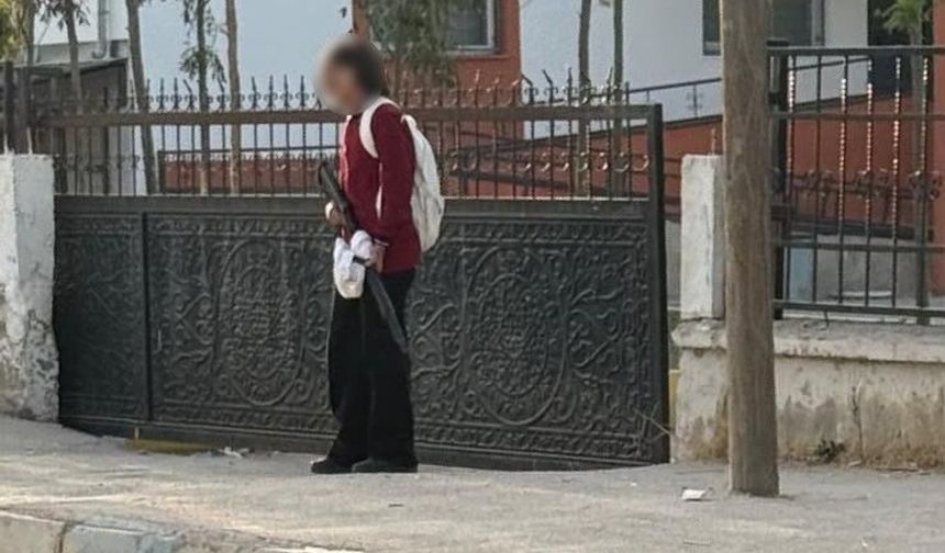 Elinde silahla okula gelen öğrenci böyle görüntülendi