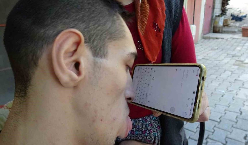 Engelleri burnuyla aştı: Telefonuyla hayata tutundu