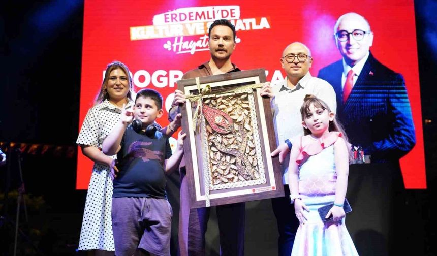 Erdemli Belediyesi Erdemlilileri Sinan Akçıl'la buluşturdu