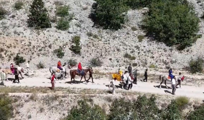 Erzincan'da asırlık gelenek atlı düğün alayıyla yaşatılıyor