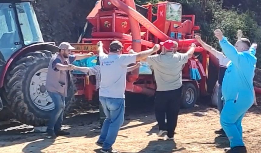 Fındık hasadını tamamlayan aile, harmanda oyun havasıyla stres attı