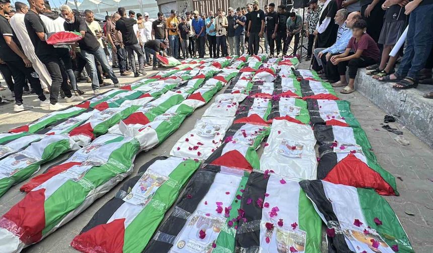 Gazze'de enkaz altından çıkarılan 100 Filistinli için cenaze töreni