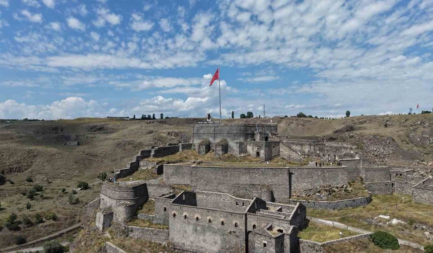 Kars'ın zirvesinde 900 yıllık tarih: Kars Kalesi ihtişamıyla büyülüyor